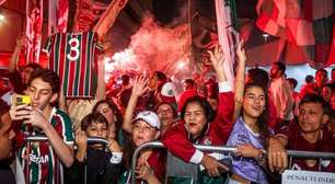 Fluminense desembarca no Rio e é recebido com festa da torcida