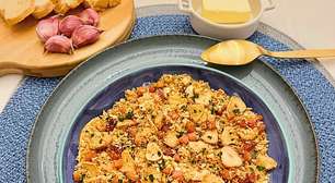Farofa com bacon dourado e alho: rústica, no capricho