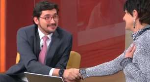 Apresentador segura o choro ao se despedir da GloboNews SP com elogios de colega