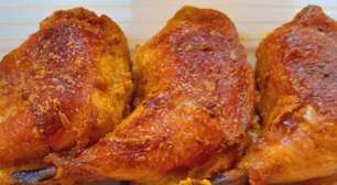Receita de almoço de domingo: frango assado na maionese suculento e com casquinha crocante