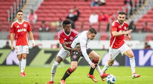 Vitória mostra evolução defensiva com Carille, mas falha coletiva define derrota no Beira-Rio