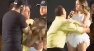 VÍDEO! Cantora Walkyria é agarrada por fã e cai no palco durante show