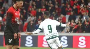 Goiás aproveita falha de goleiro, vence o Athletico e sobe na Série B