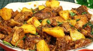 Receita de costela na panela de pressão: super suculenta e desmanchando e soltando do osso