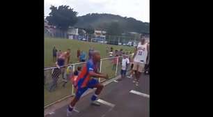 Duque de Caxias é rebaixado e jogadores pulam arquibancada para agredir torcedores; veja
