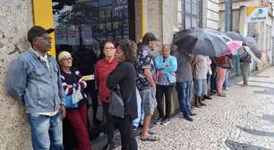 Idosos madrugam nas agências dos Correios em busca da devolução dos descontos indevidos do INSS