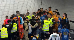PM usa spray de pimenta para dispersar briga generalizada em partida de futsal; veja o momento
