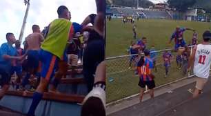 Jogadores do Duque de Caxias pulam alambrado e partem para cima de torcedores após rebaixamento no RJ