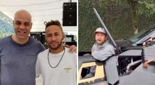 Neymar se diverte em Batmóvel que encomendou por R$ 8 milhões