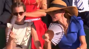 Princesa Charlotte viraliza após 'imitar' Kate Middleton na final de Wimbledon: 'Idênticas'