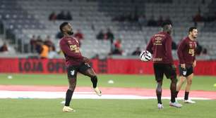 Mendoza fala em "pressão boa" após estreia no Athletico e se coloca à disposição de Odair