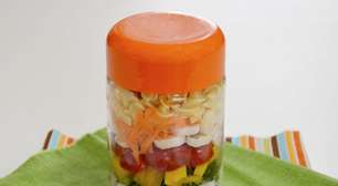 Salada de macarrão no pote: para uma marmita saudável em 10 minutos