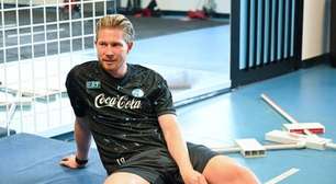 De Bruyne se surpreende ao receber camisa 10 em treino do Napoli