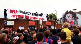 Torcida do Crystal Palace protesta contra exclusão da Liga Europa