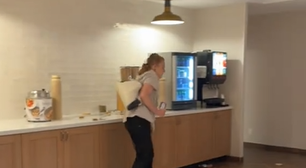 Mulher viraliza ao destruir café da manhã de hotel após ser demitida