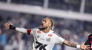 Melhor amigo de Neymar acompanha atuação de gala do craque contra o Flamengo