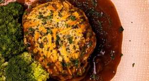 Sobrecoxa com crosta de parmesão e molho madeira: tudo de bom para o seu almoço ou jantar