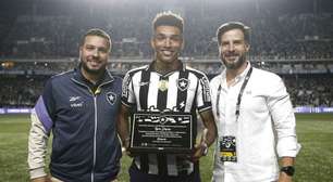 De saída do Botafogo, Igor Jesus recebe homenagem no Nilton Santos