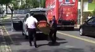 Caixão no meio da rua? Pedestre filma momento em que agentes funerários recolhem urna em avenida de Curitiba