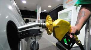 Gasolina ficou mais cara em outubro mesmo com corte da Petrobras
