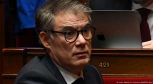 Governo francês propõe acabar com 2 feriados para conter déficit