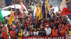Com fantasias de Bolsonaro preso e de Trump, comerciantes fazem manifestação nas ruas da 25 de março