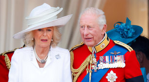 Leitura labial revela que Charles e Camilla falaram mal de membro da realeza durante evento: 'Desrespeito'