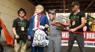 Com 'Bolsonaro' de presidiário, comerciantes da 25 de Março protestam contra investigação de Trump