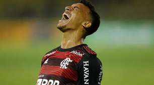 Flamengo desiste de negociação e reintegra Victor Hugo