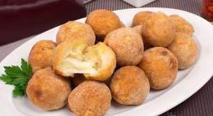 Bolinho de mandioca recheado para petiscar com os amigos