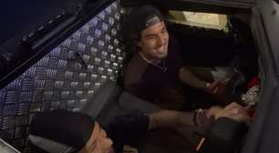 Gabriel Medina conhece Batmóvel de Neymar durante visita ao jogador