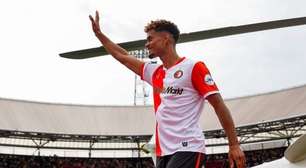 Português que interessava ao Botafogo é apresentado de helicóptero no Feyenoord