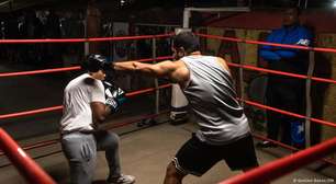 Academias populares de boxe resistem debaixo de viadutos em SP