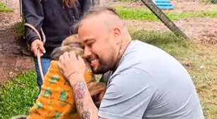 Após 13 meses separados por enchente no RS, cão Tigre reencontra tutor em cena emocionante