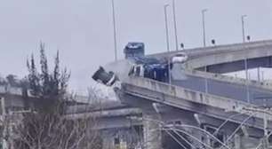 Caminhão-cegonha tomba, e carro despenca de ponte em Porto Alegre