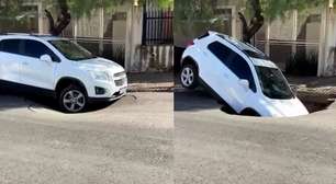 Vídeo mostra carro estacionado sendo 'engolido' por cratera no interior de São Paulo