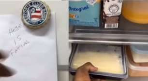 Diarista é surpreendida com recado da patroa na porta geladeira controlando fatias de queijo