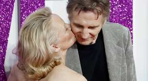 Pamela Anderson e Liam Neeson trocam carícias em première e reforçam rumores de affair