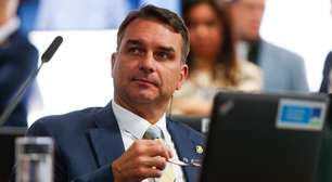 'Estamos oficialmente em uma ditadura', afirma Flávio Bolsonaro após prisão domiciliar do pai