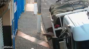 Caminhão tem rodas 'engolidas' após asfalto ceder no interior de São Paulo