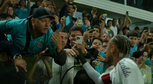Neymar é cobrado e bate boca com torcedores em derrota do Santos contra o Inter