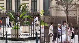 Gominho, Caetano Veloso e outras personalidades chegam para homenagear Preta Gil