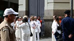 Gilberto Gil é aplaudido e recebido aos gritos de "força" em velório de Preta Gil
