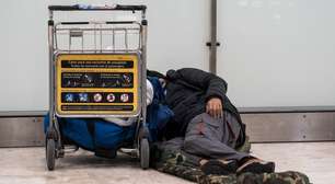 As pessoas que moram no aeroporto de Madri: 'Trabalho, mas não consigo pagar aluguel'