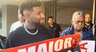 Emerson Royal desembarca no Rio para assinar contrato com o Flamengo