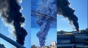 Incêndio de grandes proporções atinge indústria e forma coluna de fumaça em Guarulhos (SP)