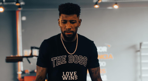 Emerson Royal canta música do Flamengo e brinca: 'Sempre fui flamenguista'