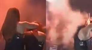 VÍDEO! Cabelo da backing vocal da banda Limão com Mel pega fogo em show