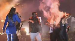 Fogo atinge cabelo de backing vocal da banda Limão com Mel durante show em Pernambuco