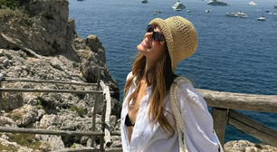 Camila Queiroz curte babymoon com chapéu bucket de R$ 4,5 mil